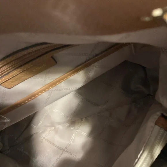 Micheal Kors Purse - Picture 8 of 16